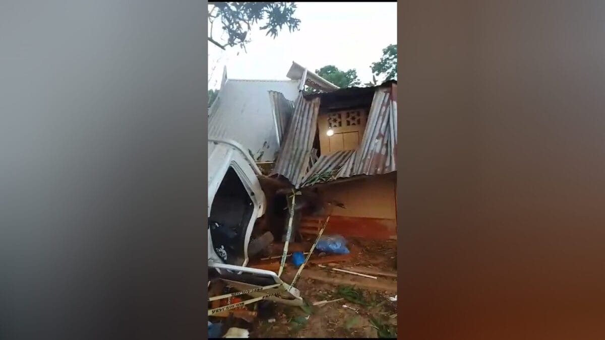 Trágico accidente en Siuna: Conductor de camión blanco impacta vivienda