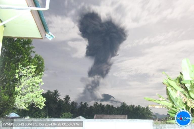 Volcán Ibu entra en erupción en Indonesia
