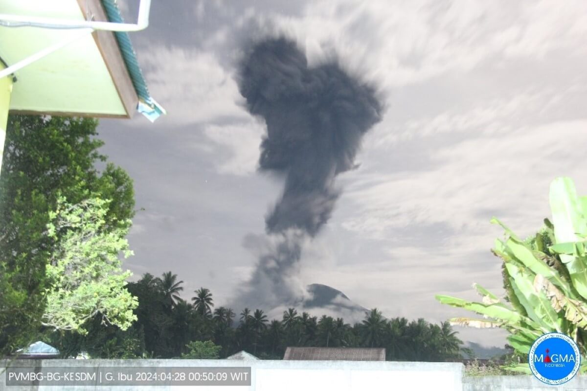 ¡Volcán Ibu en erupción! Alerta en Indonesia