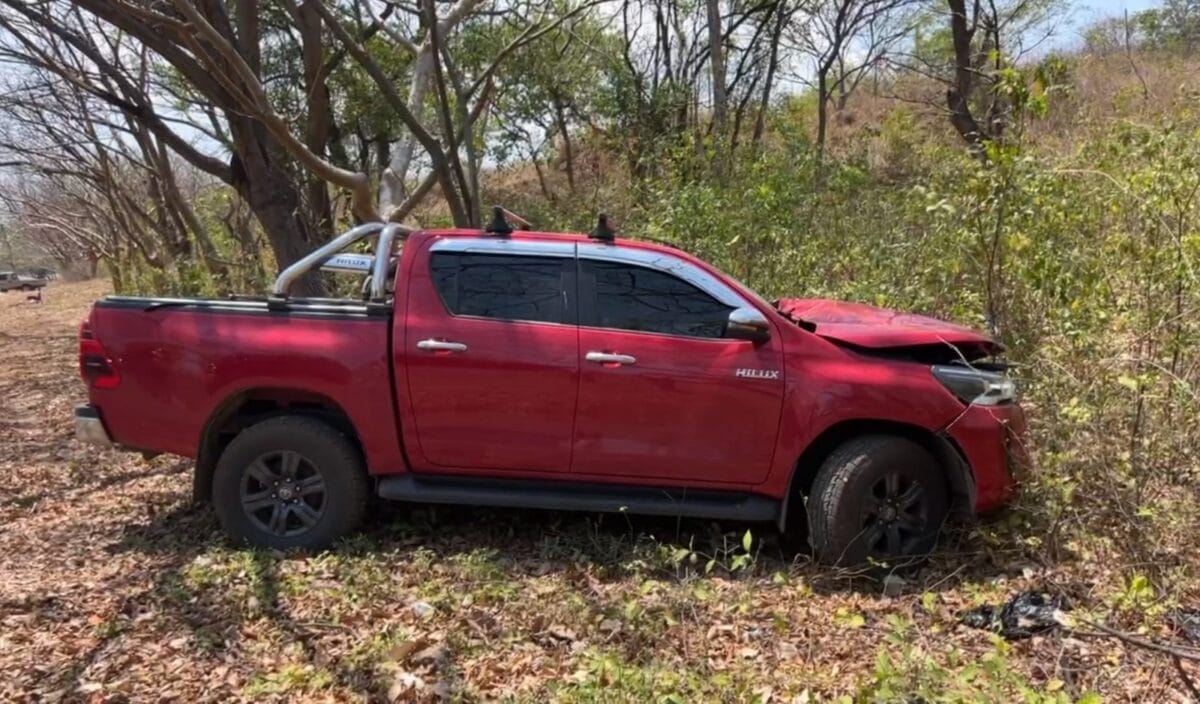 Los dos varones que viajaban en la motocicleta salieron por los aires