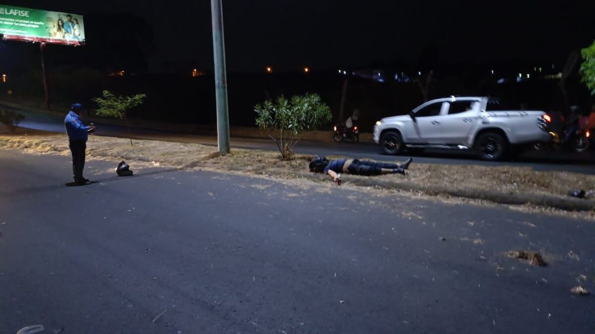 Trágico accidente en Managua: motorizado muere al impactar contra poste