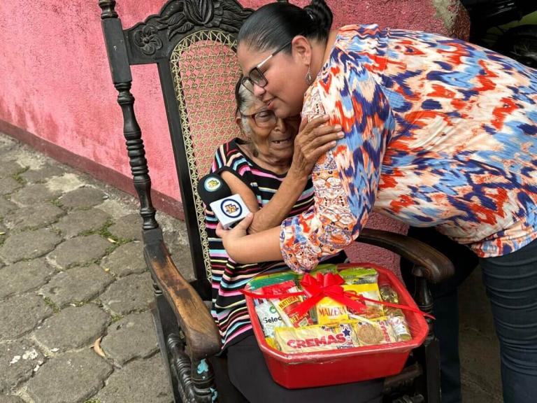 Entrega de obsequios de Tu Nueva Radio y Cubas Eléctricas a madres nicaragüenses