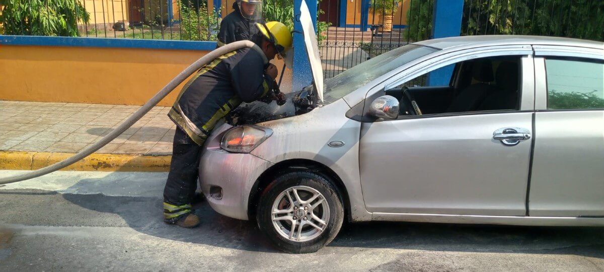 El vehículo Toyota color gris, placas M 140-790 se incendió parcialmente