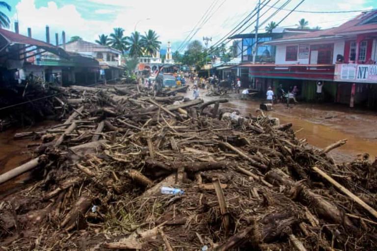 Inundaciones y deslaves dejan 50 muertos en Sumatra Occidental
