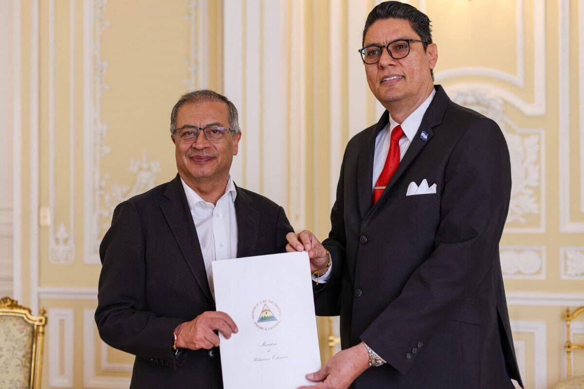 Embajador Harold Delgado presenta Cartas Credenciales a Gustavo Petro en la Casa de Nariño