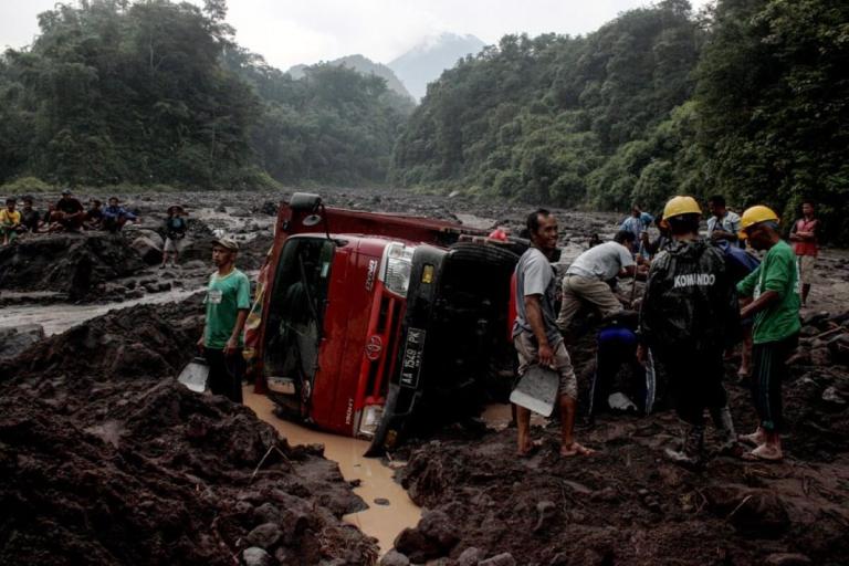 Deslizamientos de Lava Fría e inundaciones provocan 43 muertos, en Indonesia