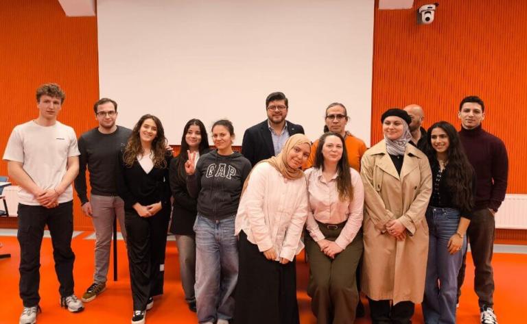 Estudiantes en Bélgica participan en celebración del Día de la Dignidad