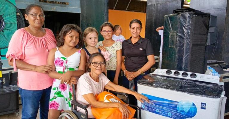 Señora en silla de ruedas gana lavadora rifada entre público de “La Madre Panza 2024”
