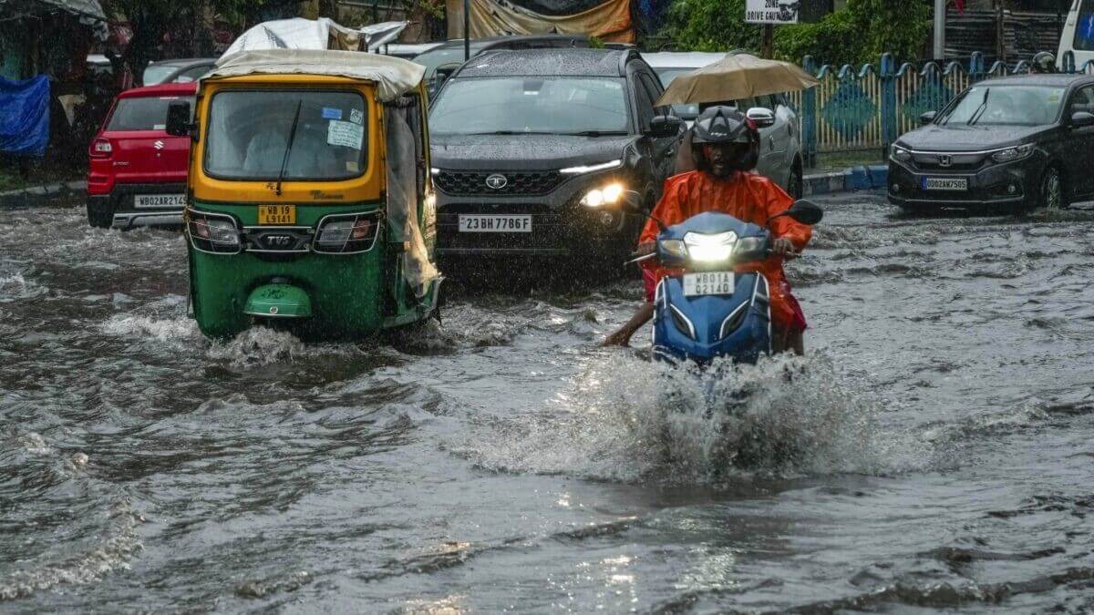 La tormenta tropical Remal deja un rastro de destrucción en La India