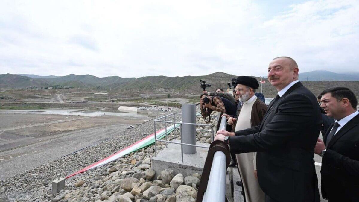 Los presidentes de Azerbaiyán e Irán, Ilham Aliyev y Seyed Ebrahim Raisi, participaron hoy en la ceremonia de inauguración y puesta en servicio de dos estructuras hidráulicas en la frontera entre Azerbaiyán e Irán