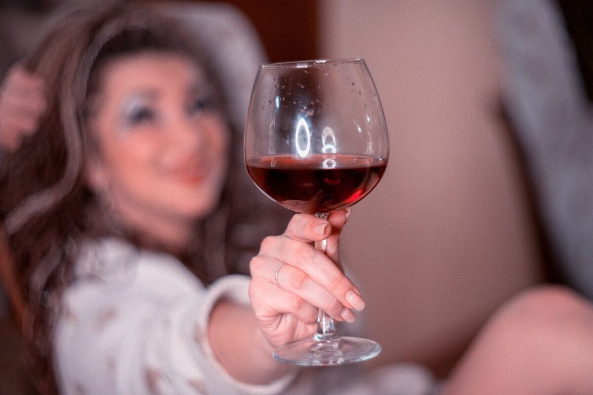 Mujer tomando una copa de vino