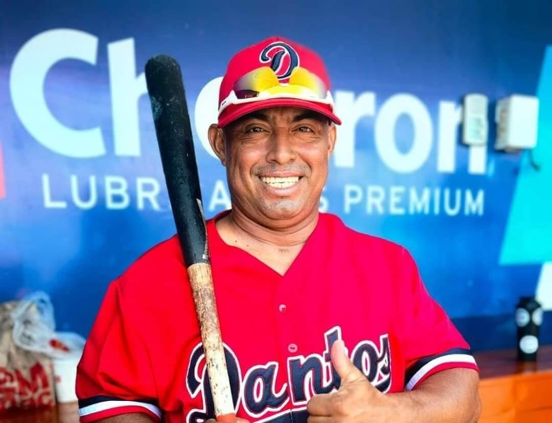 Juan Carlos Urbina hace historia en el béisbol nacional con 200 cuadrangulares