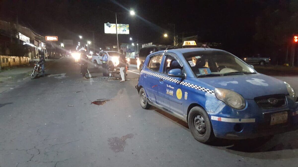 El aparatoso accidente ocurrió en los semáforos del hospital del Niño, en Managua