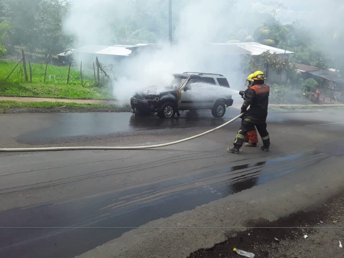 Camioneta Honda se incendia en gasolinera Puma en La Dalia