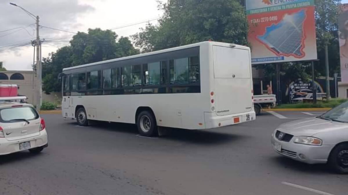 El conductor de este autobús provocó la muerte de una pareja de motociclistas en la Rotonda Cristo Rey de Managua