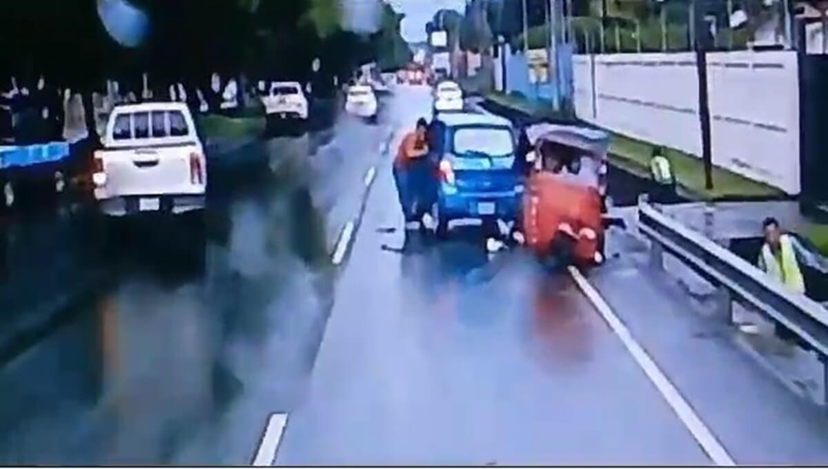 Policías heridos en accidente frente a embajada de Guatemala