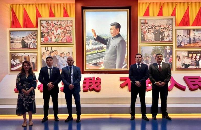 Comunicadores nicaragüenses visitan el Museo del Partido Comunista en Beijing