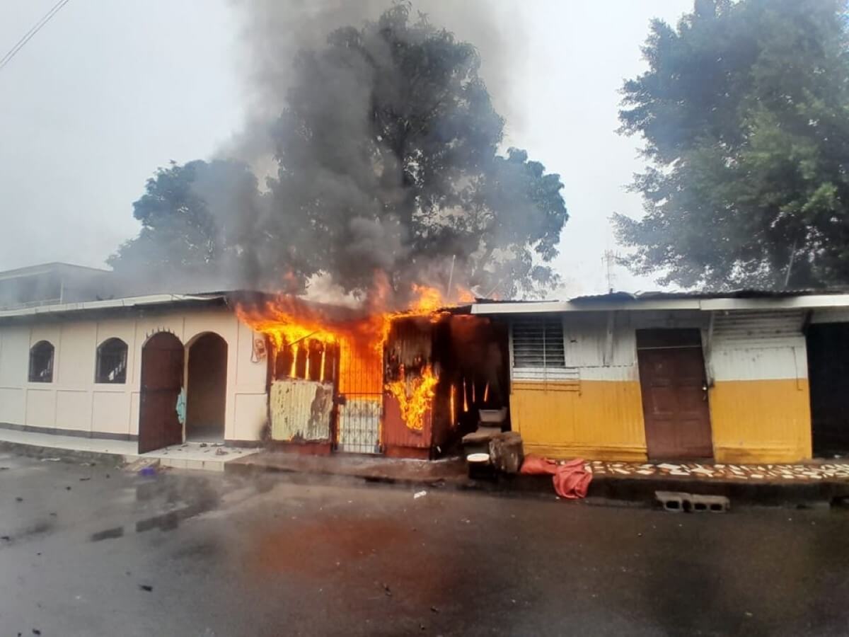 ¡Héroes rescatan a ancianos de incendio en Managua!