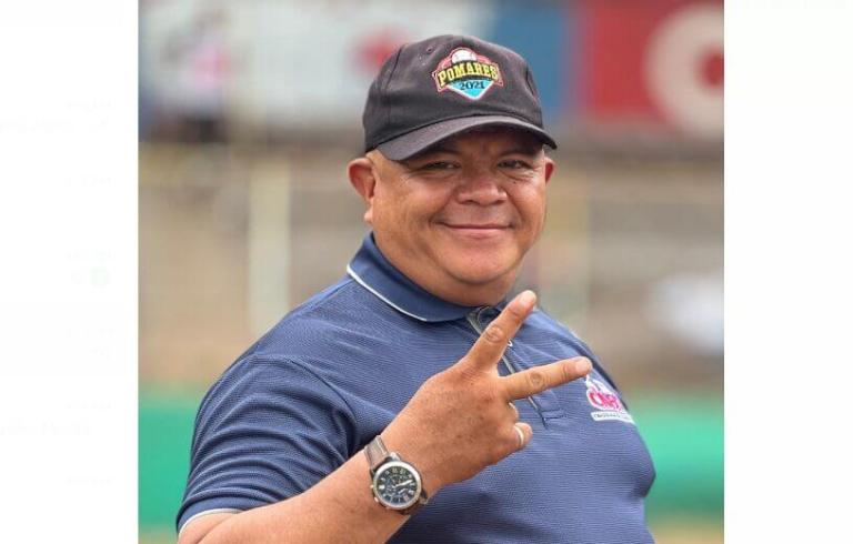 Niko Berrios, periodista de Tu Nueva Radio Ya sera árbitro de béisbol en la Serie Bóer vs Boaco en el Pomares 2024