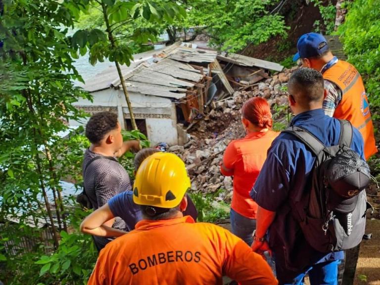Jovencita nicaragüense y su hermano de crianza mueren aplastados por muro en El Salvador
