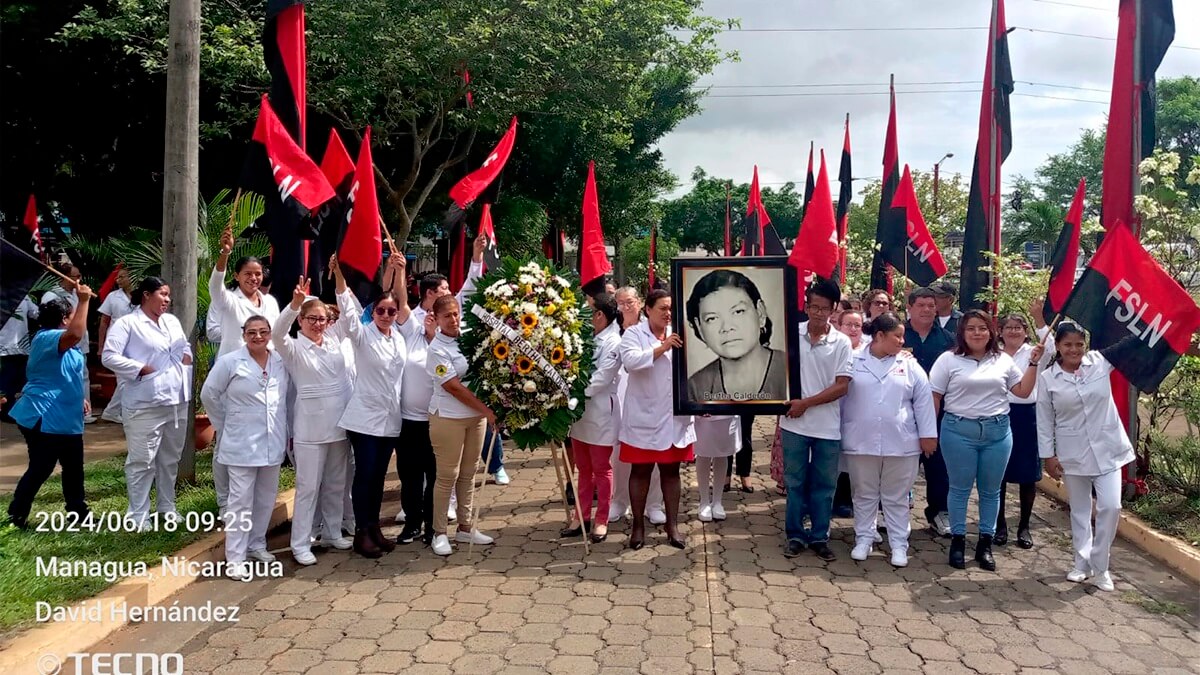 Los trabajadores del Hospital depositaron una ofrenda floral en el mausoleo dedicado a Bertha Calderón