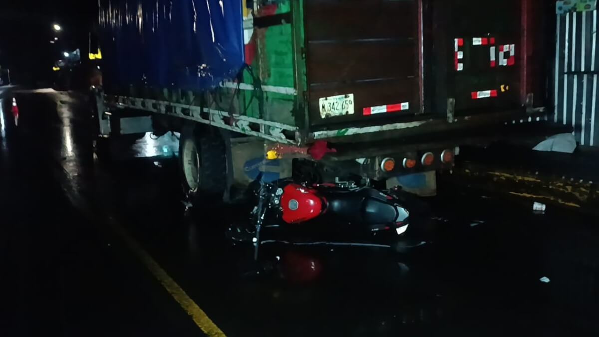 Trágico accidente: Muere joven en choque moto-camión en Chontales