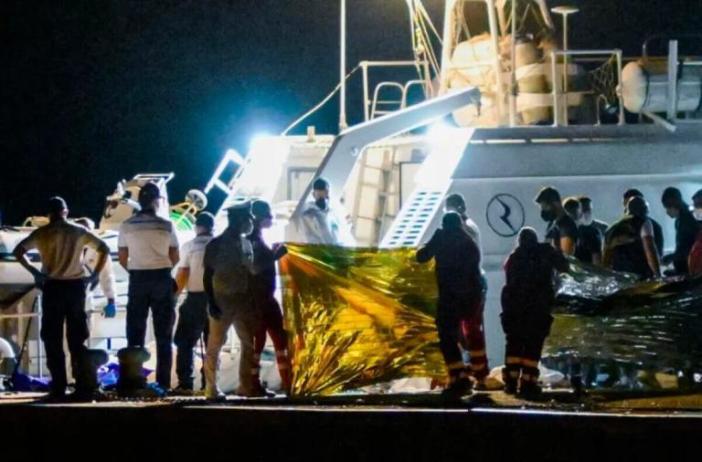Italia: Recuperan 12 cuerpos de mujeres y niños tras naufragio de barco de migrantes