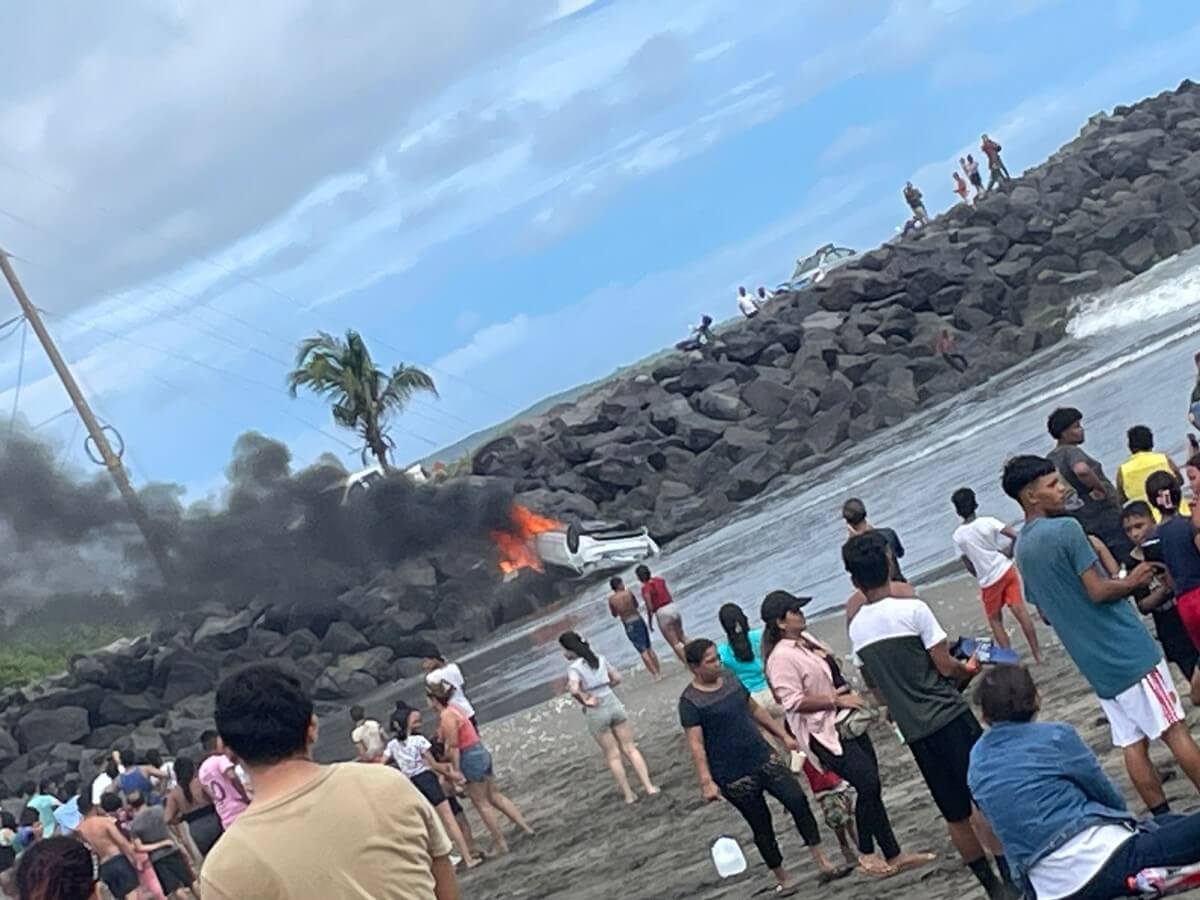 Conductor ebrio se sale de la carretera y cae sobre rocas en playa de Corinto