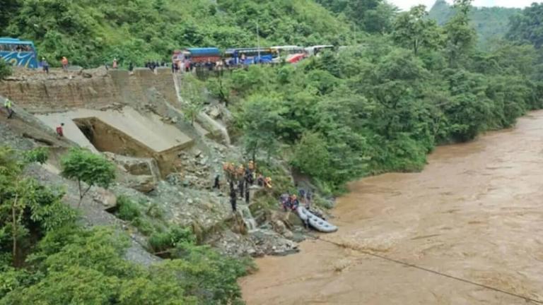 Más de 60 desaparecidos por deslave que se tragó dos autobuses en Nepal