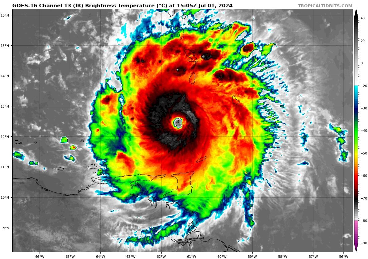 El huracán Beryl toca tierra en la isla de Carriacou