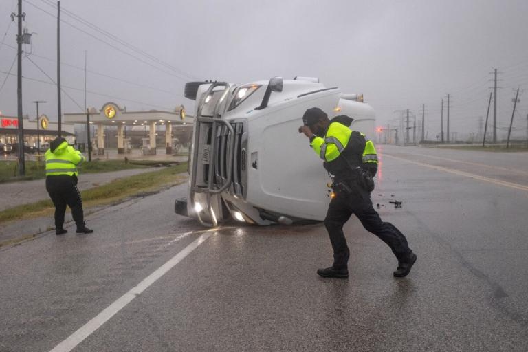 Huracán Beryl toca tierra en Texas y amenaza con inundaciones