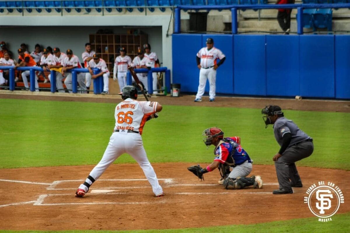 Las Fieras del San Fernando vencen 7-5 a los Indios del Bóer en el Roberto Clemente