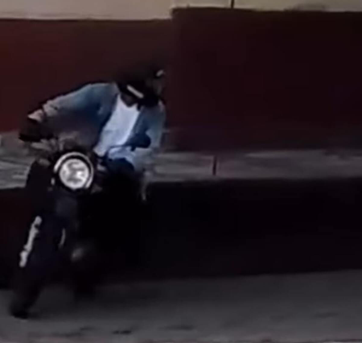 Hombre sinvergüenza masturba en la calle - Video viral