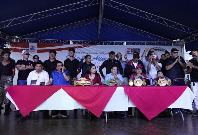 Rosendo Álvarez y Juan Caldera firman contrato para pelear en el ring