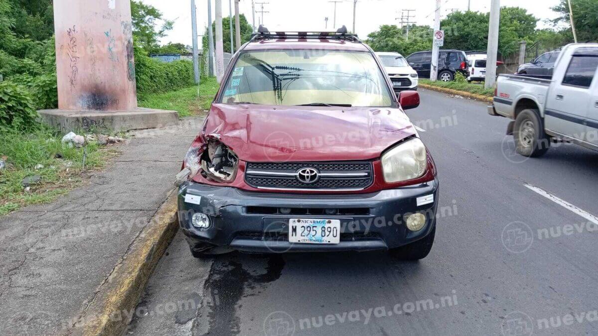 El conductor de esta Toyota Rav4 placas M 295-890 mató a un hombre en Managua