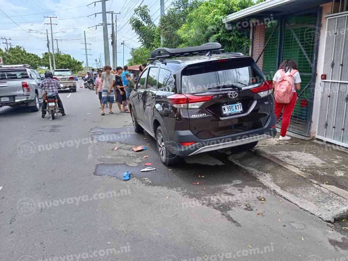 La víctima estaba lavando su camioneta Toyota color negro frente a su casa