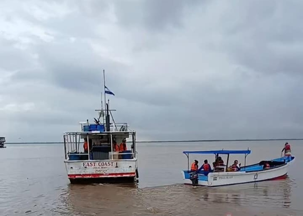 Un barco y cinco lanchas rápidas fueron a buscar a los marinos desaparecidos