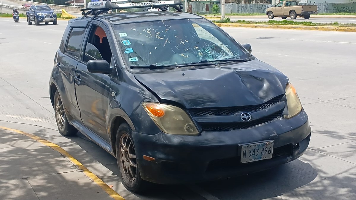 Karina Herdocia Delgado conducía el automóvil negro placas M 343-496