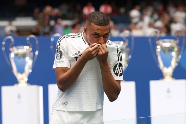 Kylian Mbappé finalmente se puso la camiseta del Real Madrid, cumpliendo su sueño de la infancia.