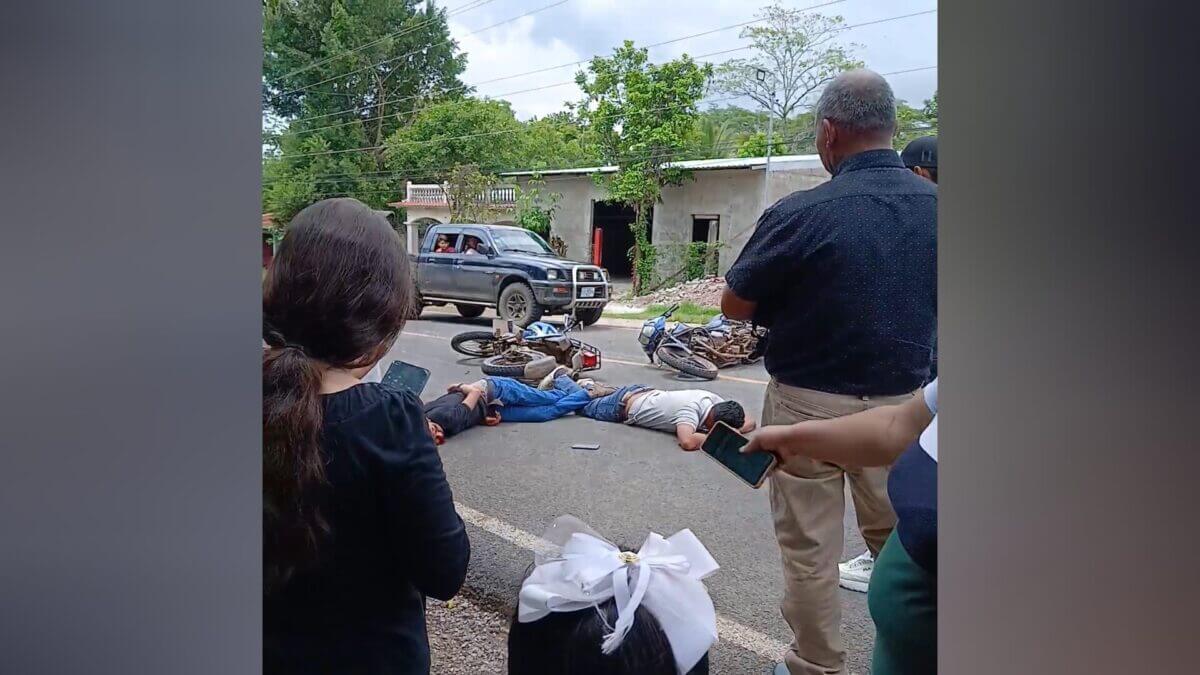 Motociclista en peligro tras chocar en Pantasma