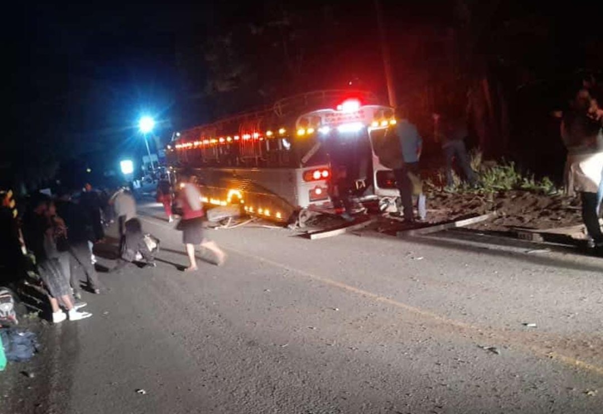 Horror en la carretera: autobús pierde eje trasero