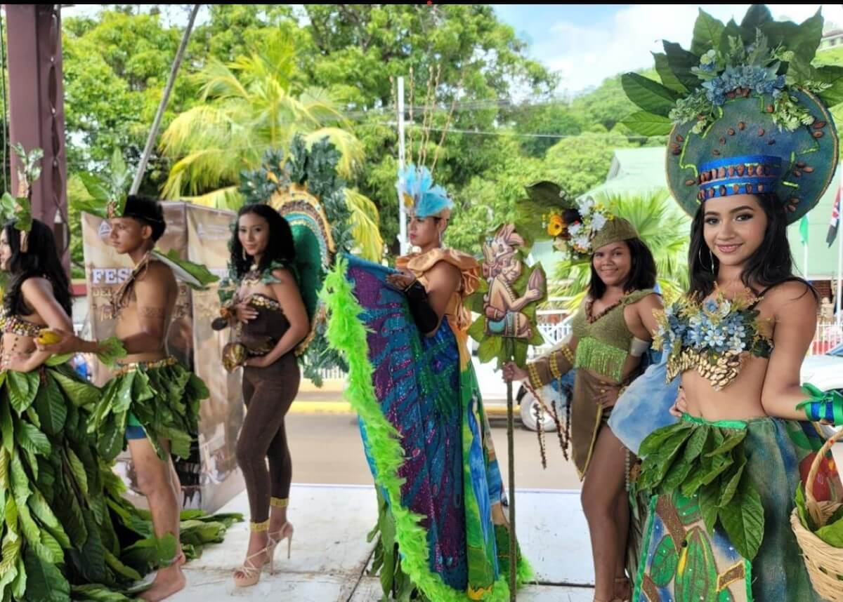 Bellas jovencitas concursaron para representar a su departamento como Reinas del Chocolate