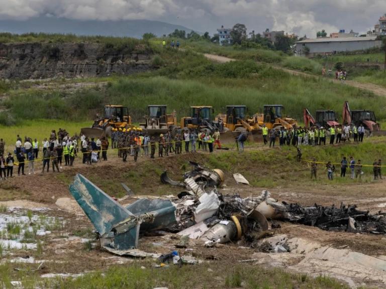 Avión se estrella con 19 personas a bordo en Nepal