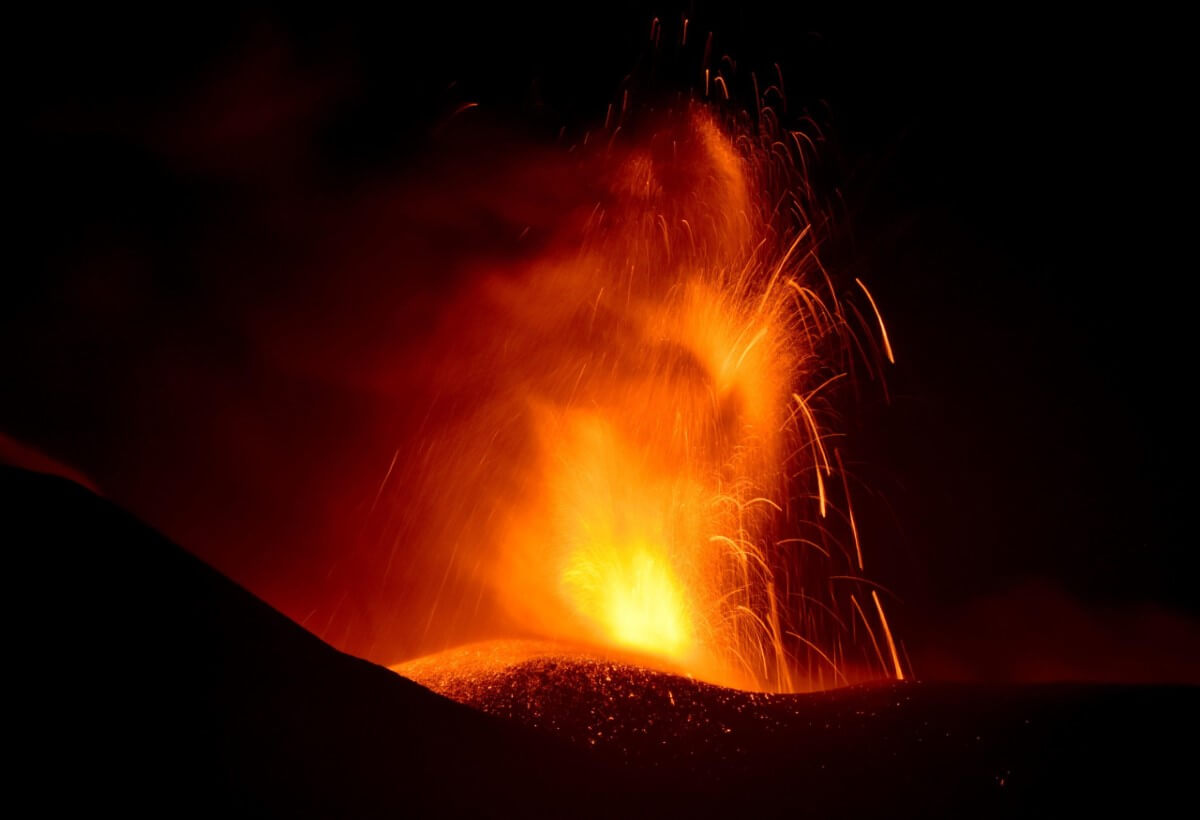 Se intensifica la erupción del volcán Etna; expulsa lava y una columna de humo