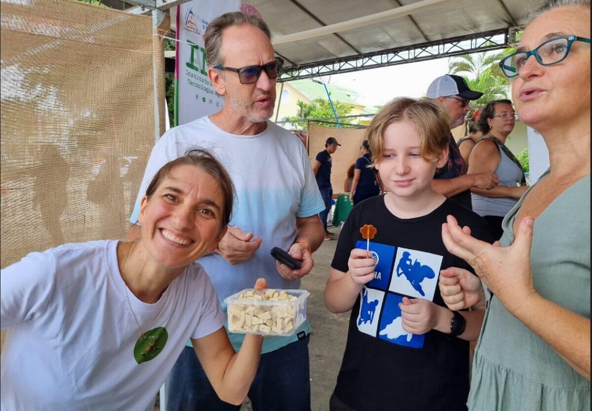 Turistas nacionales y extranjeros realizaron un recorrido por los diferentes stands