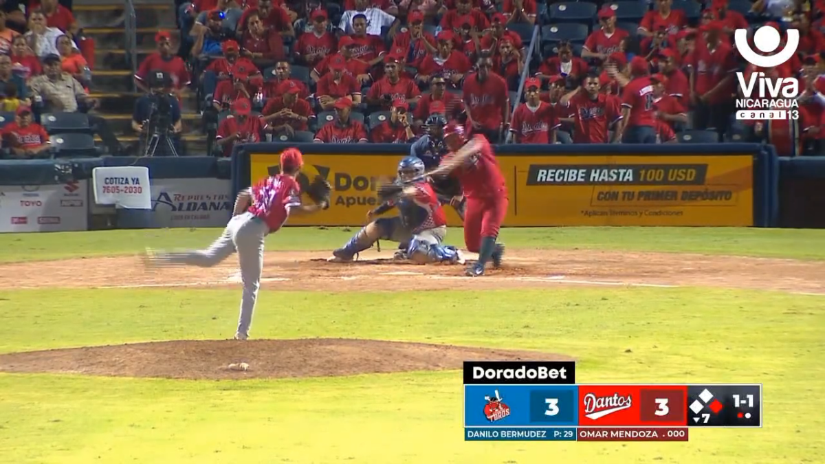 Omar Mendoza conectó el cuadrangular de la victoria 5-3 contra los Toros de Chontales. Foto cortesía Viva Nicaragua Canal 13