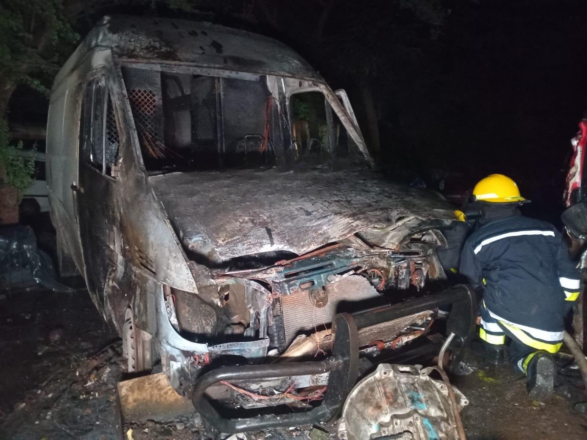 Incendio en taller: camioneta y microbús en llamas