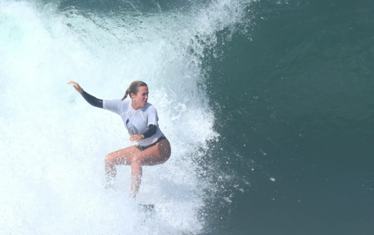 Surfista Candelaria Resano conquista las olas de la playa de finca Popoyo en Rivas