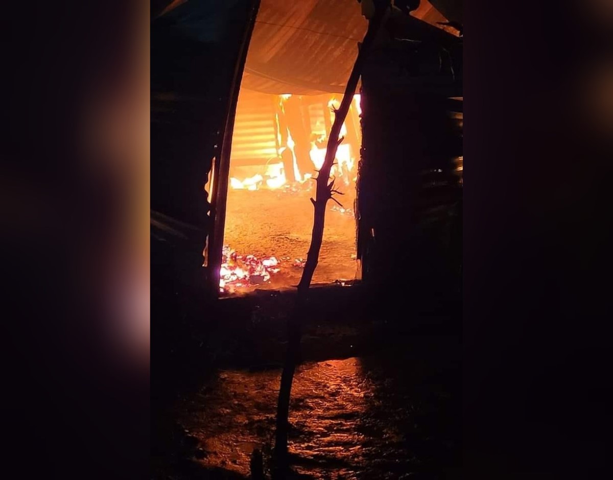 Trágico incendio deja sin hogar a familia en barrio Milagro de Dios