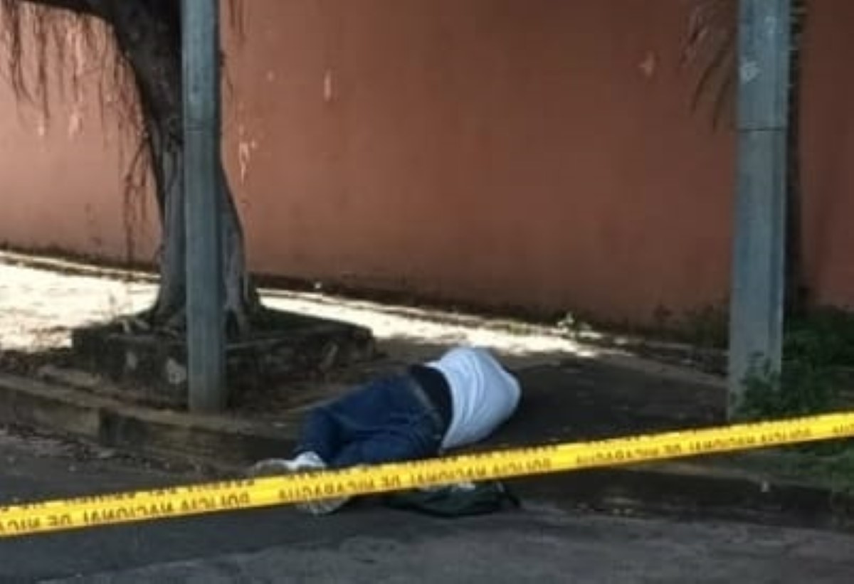 Trágico asesinato en barrio Venezuela: hombre acuchillado y abandonado en la calle